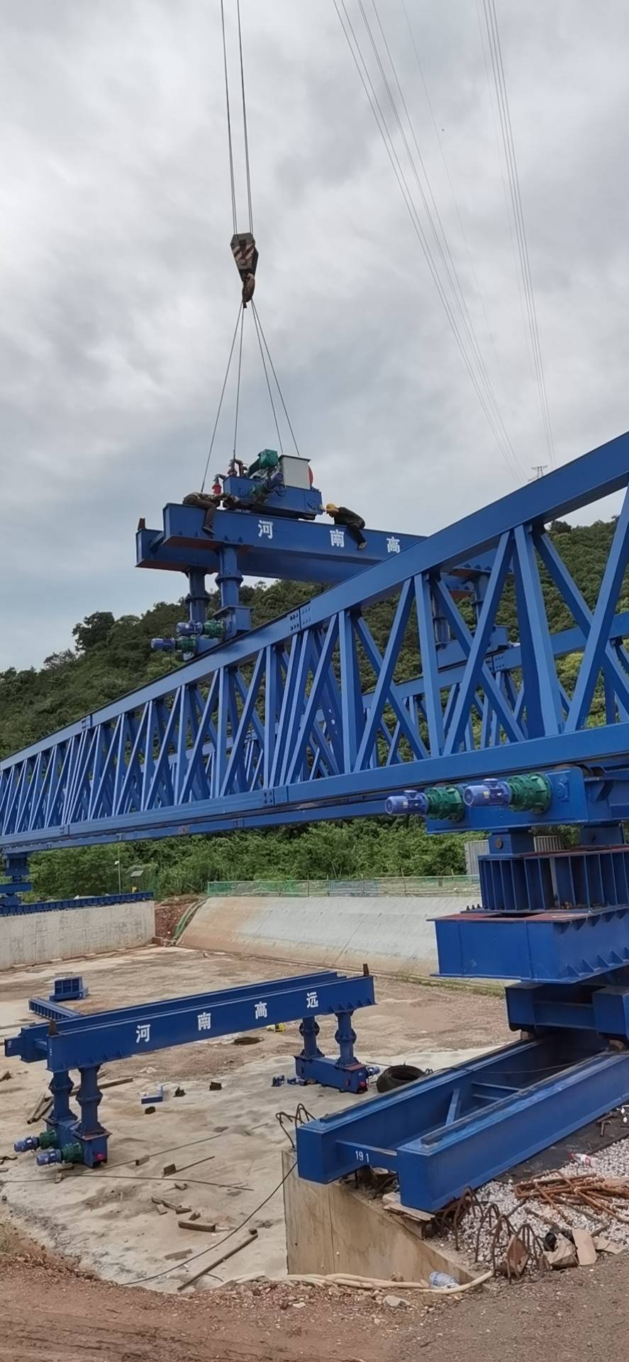 黄冈华鑫建筑劳务有限公司，深圳宝安区石清大道一期道路工程上跨广深客运专线桥梁工程，采购全新式QYLQ50m-220t架桥机
