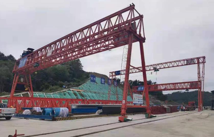 龙门吊门式起重机滑线距地面高度对环境因素有何要求？